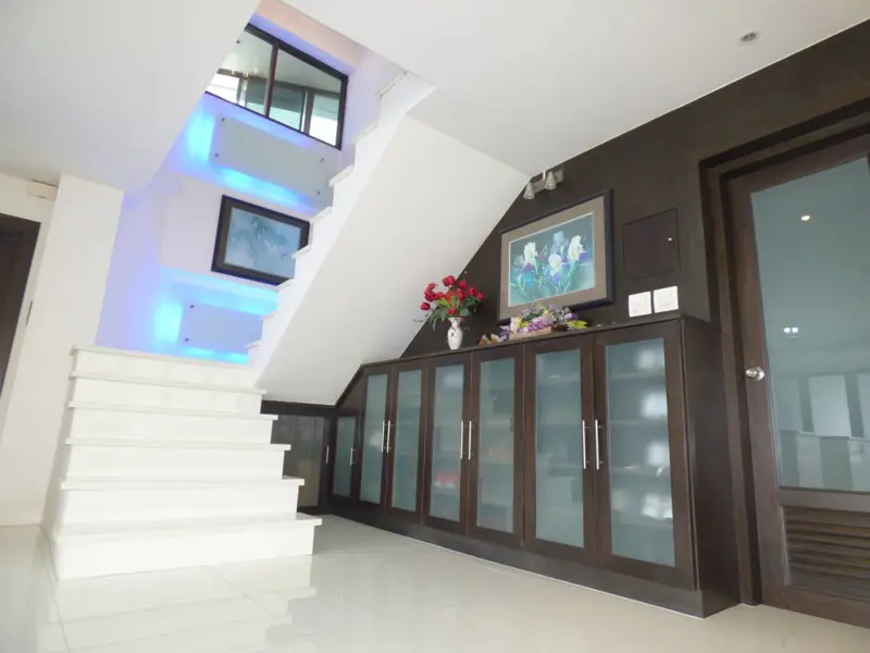 Penthouse Condo Jomtien Plaza with Swimming pool, Gym, Internet, Security, Car park, Garden and Elevator. 