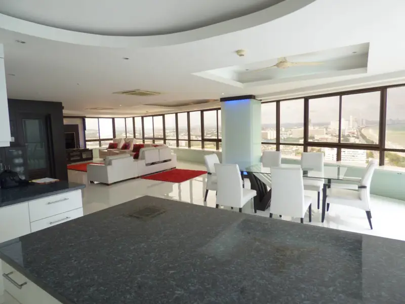 Penthouse Condo Jomtien Plaza with Swimming pool, Gym, Internet, Security, Car park, Garden and Elevator. 