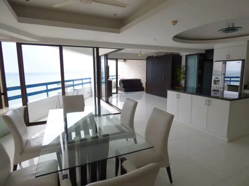 Penthouse Condo Jomtien Plaza with Swimming pool, Gym, Internet, Security, Car park, Garden and Elevator. 