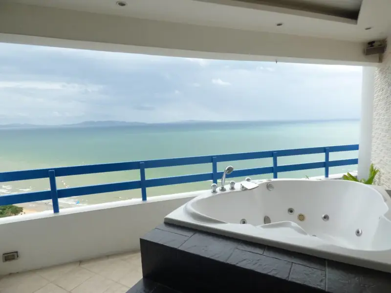 Penthouse Condo Jomtien Plaza with Swimming pool, Gym, Internet, Security, Car park, Garden and Elevator. 