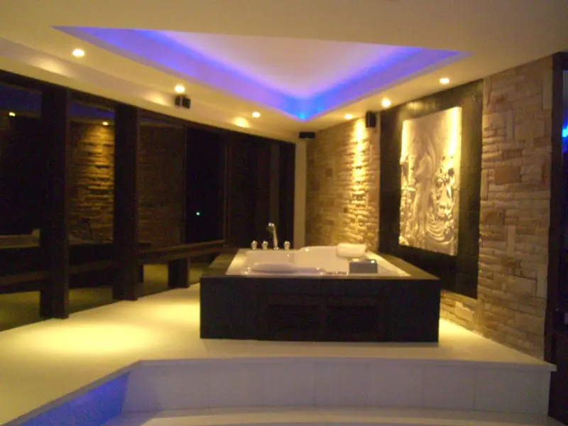 Penthouse Condo Jomtien Plaza with Swimming pool, Gym, Internet, Security, Car park, Garden and Elevator. 