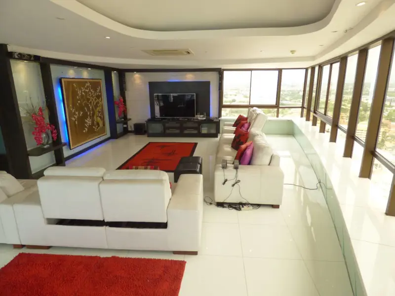 Penthouse Condo Jomtien Plaza with Swimming pool, Gym, Internet, Security, Car park, Garden and Elevator. 
