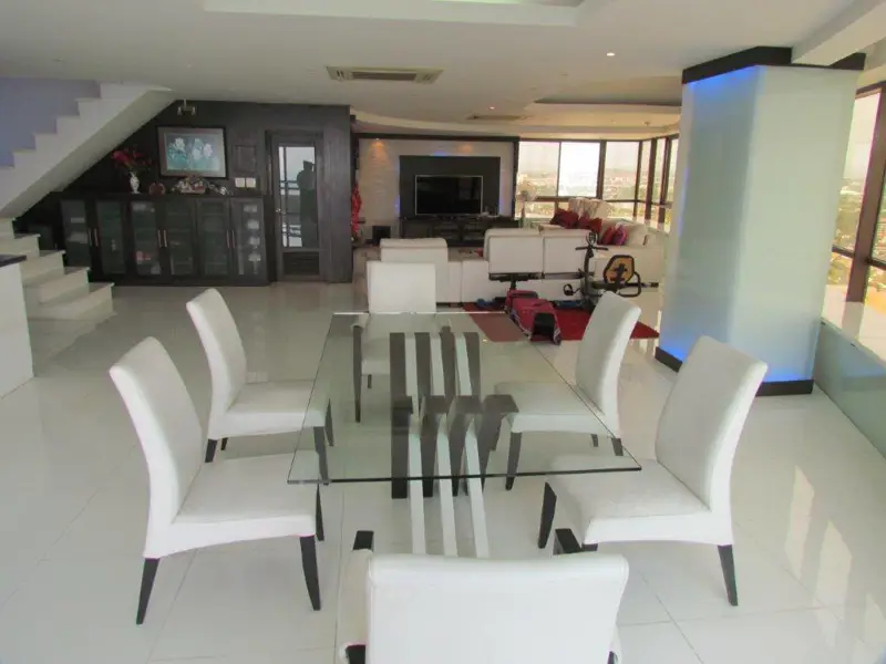 Penthouse Condo Jomtien Plaza with Swimming pool, Gym, Internet, Security, Car park, Garden and Elevator. 