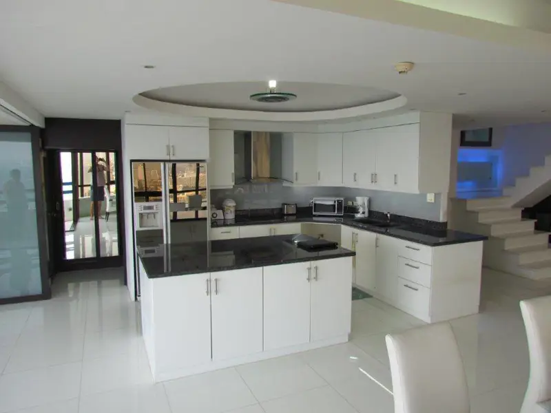 Penthouse Condo Jomtien Plaza with Swimming pool, Gym, Internet, Security, Car park, Garden and Elevator. 