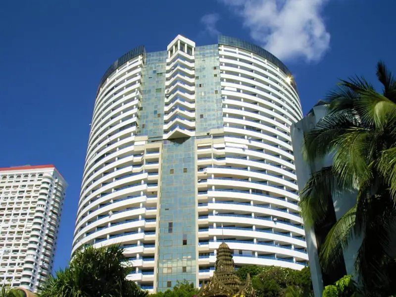 Penthouse Condo Jomtien Plaza with Swimming pool, Gym, Internet, Security, Car park, Garden and Elevator. 