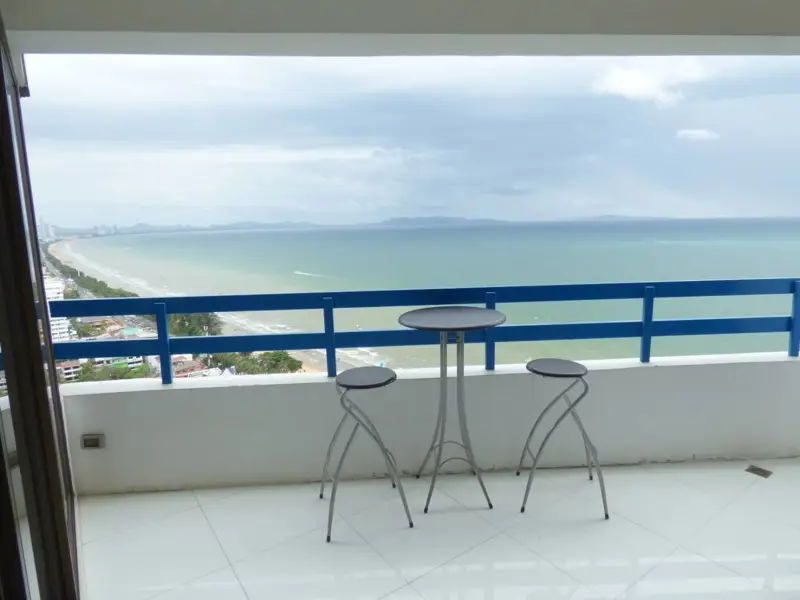 Penthouse Condo Jomtien Plaza with Swimming pool, Gym, Internet, Security, Car park, Garden and Elevator. 