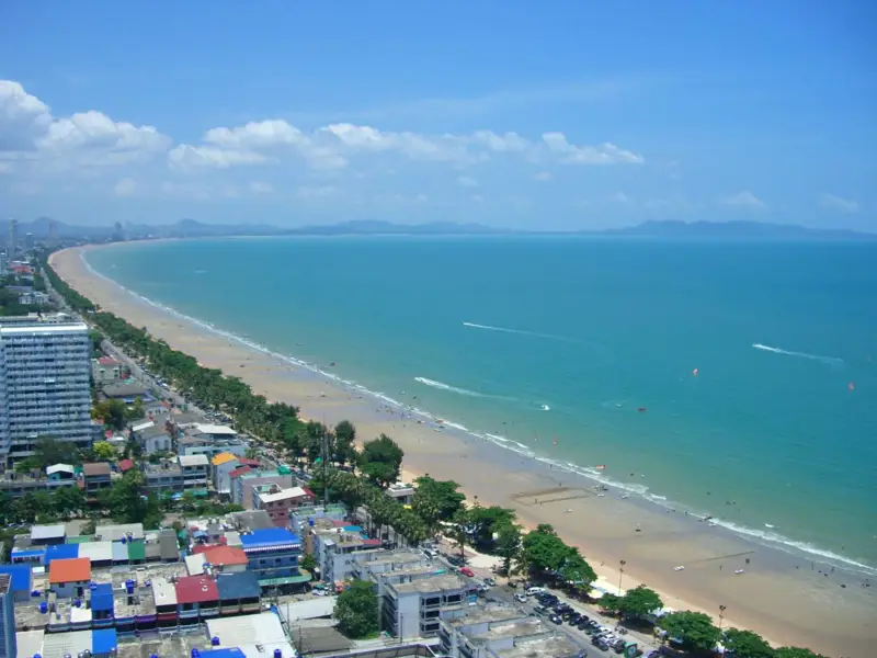 Penthouse Condo Jomtien Plaza with Swimming pool, Gym, Internet, Security, Car park, Garden and Elevator. 