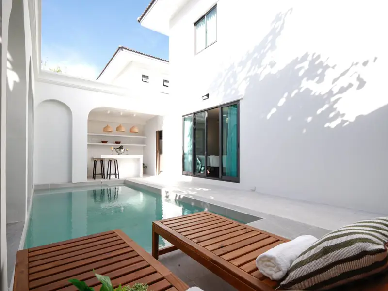 Large pool villa for sale  luxury private pool villa perfectly positioned just off Sukhumvit Road, Quiet neighborhood and  convenient.