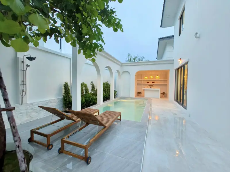 Large pool villa for sale  luxury private pool villa perfectly positioned just off Sukhumvit Road, Quiet neighborhood and  convenient.
