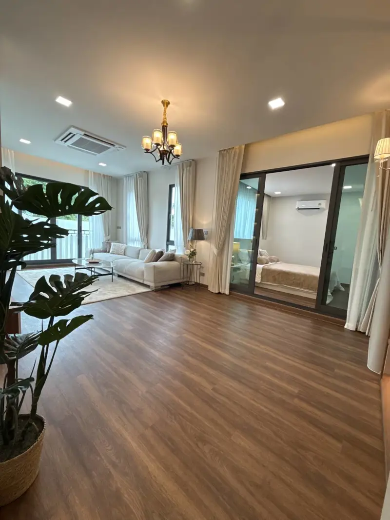 Large pool villa for sale  luxury private pool villa perfectly positioned just off Sukhumvit Road, Quiet neighborhood and  convenient.