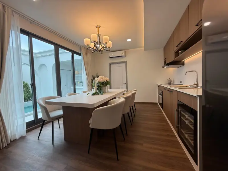 Large pool villa for sale  luxury private pool villa perfectly positioned just off Sukhumvit Road, Quiet neighborhood and  convenient.