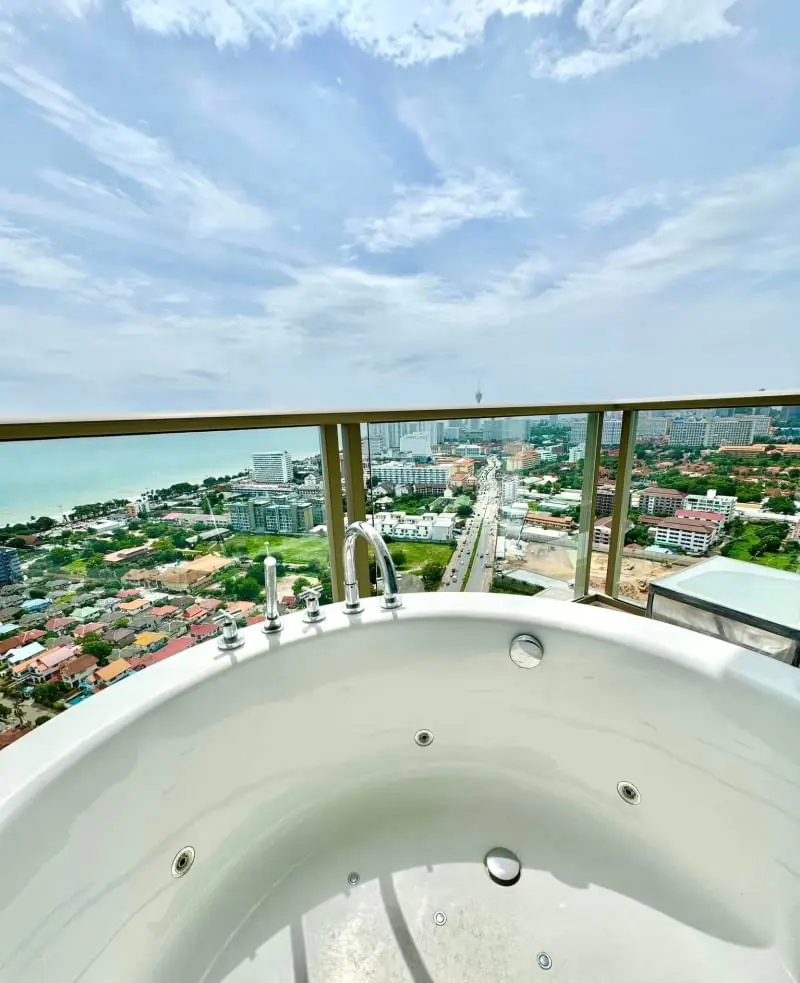 The Riviera Ocean Drive – Luxury Condo with Jacuzzi on the Balcony! 