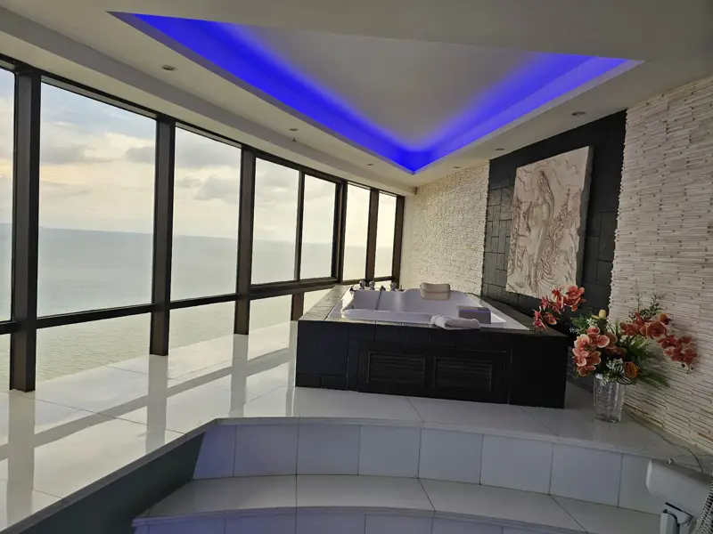 Penthouse Condo Jomtien Plaza with Swimming pool, Gym, Internet, Security, Car park, Garden and Elevator. 