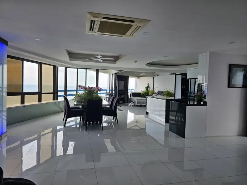 Penthouse Condo Jomtien Plaza with Swimming pool, Gym, Internet, Security, Car park, Garden and Elevator. 