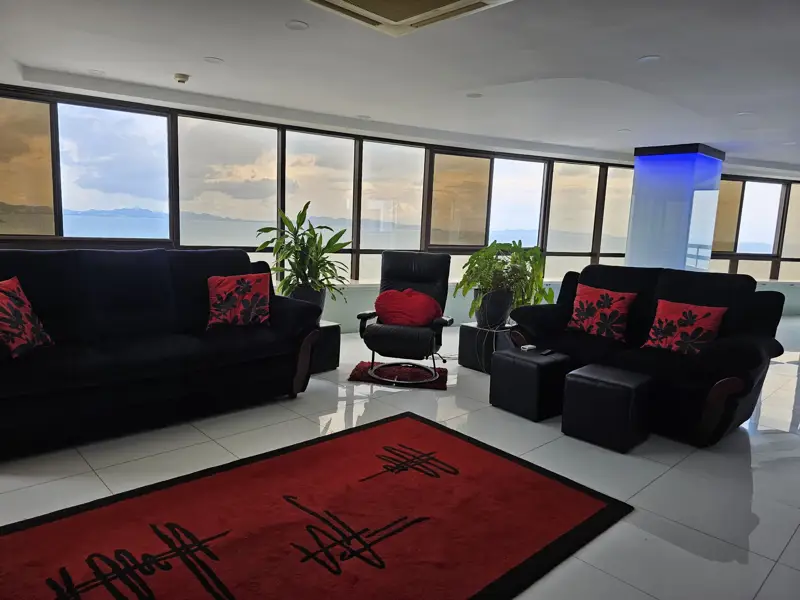Penthouse Condo Jomtien Plaza with Swimming pool, Gym, Internet, Security, Car park, Garden and Elevator. 