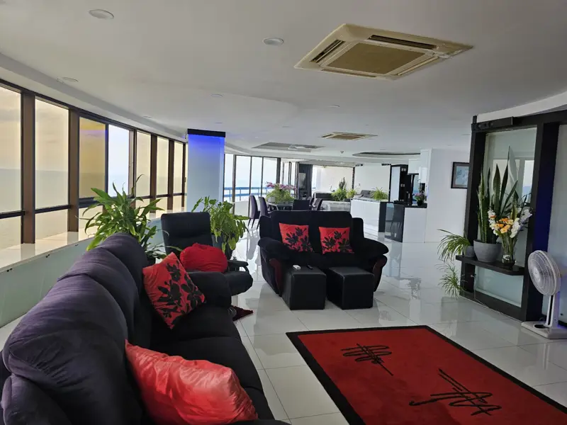 Penthouse Condo Jomtien Plaza with Swimming pool, Gym, Internet, Security, Car park, Garden and Elevator. 
