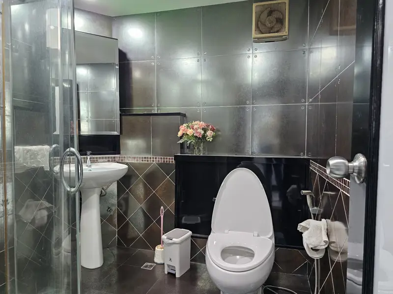 Penthouse Condo Jomtien Plaza with Swimming pool, Gym, Internet, Security, Car park, Garden and Elevator. 