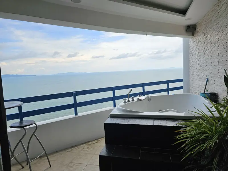 Penthouse Condo Jomtien Plaza with Swimming pool, Gym, Internet, Security, Car park, Garden and Elevator. 