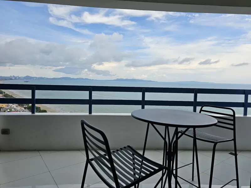 Penthouse Condo Jomtien Plaza with Swimming pool, Gym, Internet, Security, Car park, Garden and Elevator. 