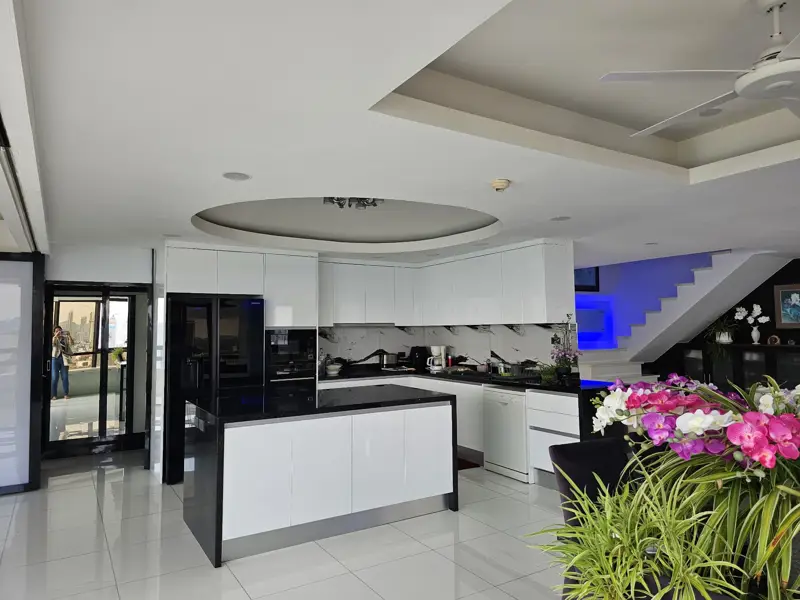 Penthouse Condo Jomtien Plaza with Swimming pool, Gym, Internet, Security, Car park, Garden and Elevator. 