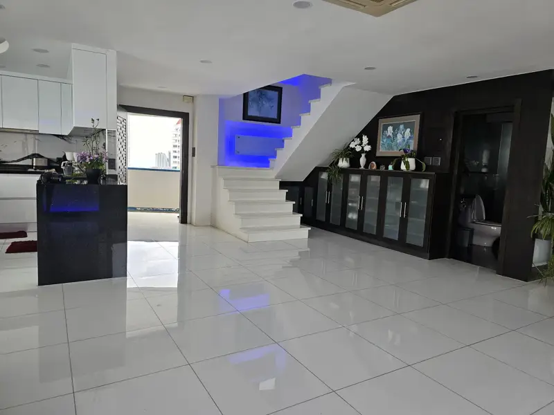Penthouse Condo Jomtien Plaza with Swimming pool, Gym, Internet, Security, Car park, Garden and Elevator. 