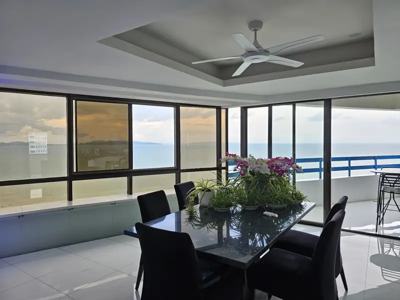 Penthouse Condo Jomtien Plaza with Swimming pool, Gym, Internet, Security, Car park, Garden and Elevator. 