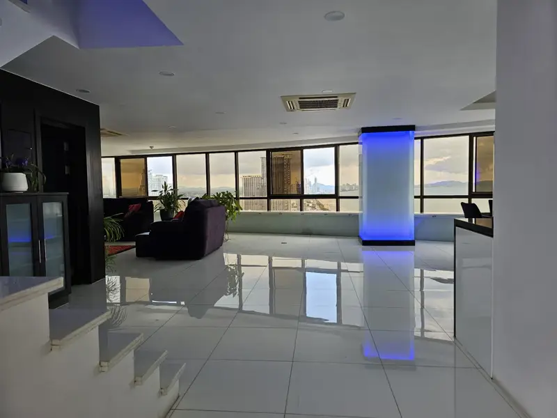 Penthouse Condo Jomtien Plaza with Swimming pool, Gym, Internet, Security, Car park, Garden and Elevator. 
