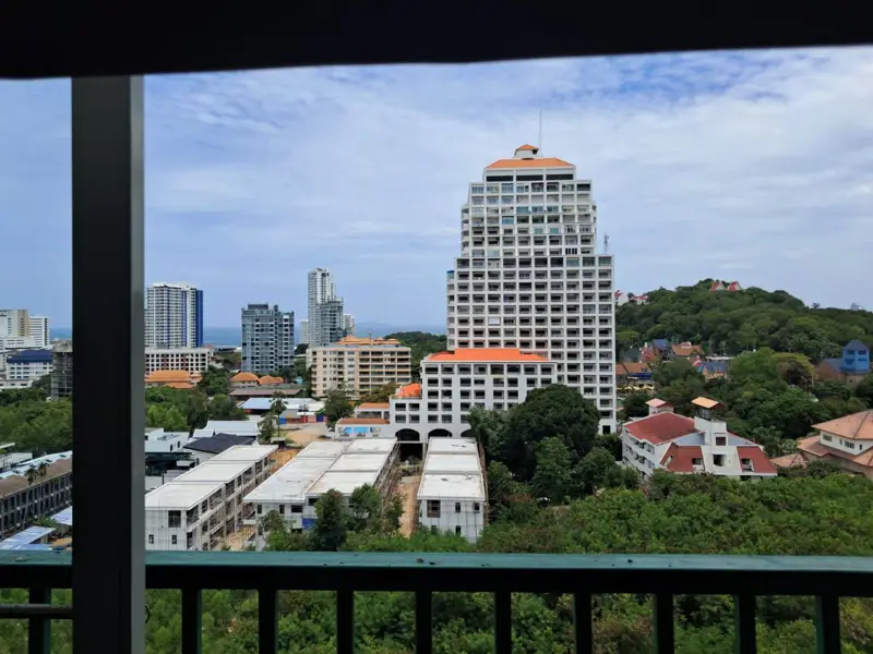 Studio Condo at Sombat Pattaya Condotel, Phra Tamnak area, is very quiet just a few minutes from Jomtien Beach