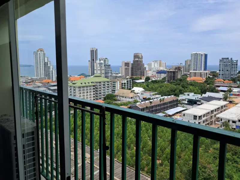 Studio Condo at Sombat Pattaya Condotel, Phra Tamnak area, is very quiet just a few minutes from Jomtien Beach