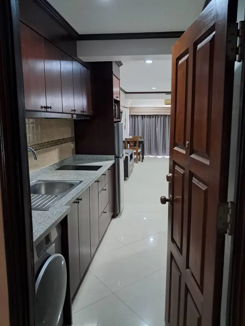 Studio Condo at Sombat Pattaya Condotel, Phra Tamnak area, is very quiet just a few minutes from Jomtien Beach