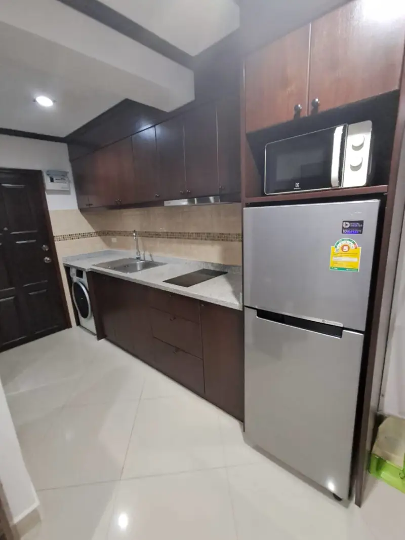 Studio Condo at Sombat Pattaya Condotel, Phra Tamnak area, is very quiet just a few minutes from Jomtien Beach