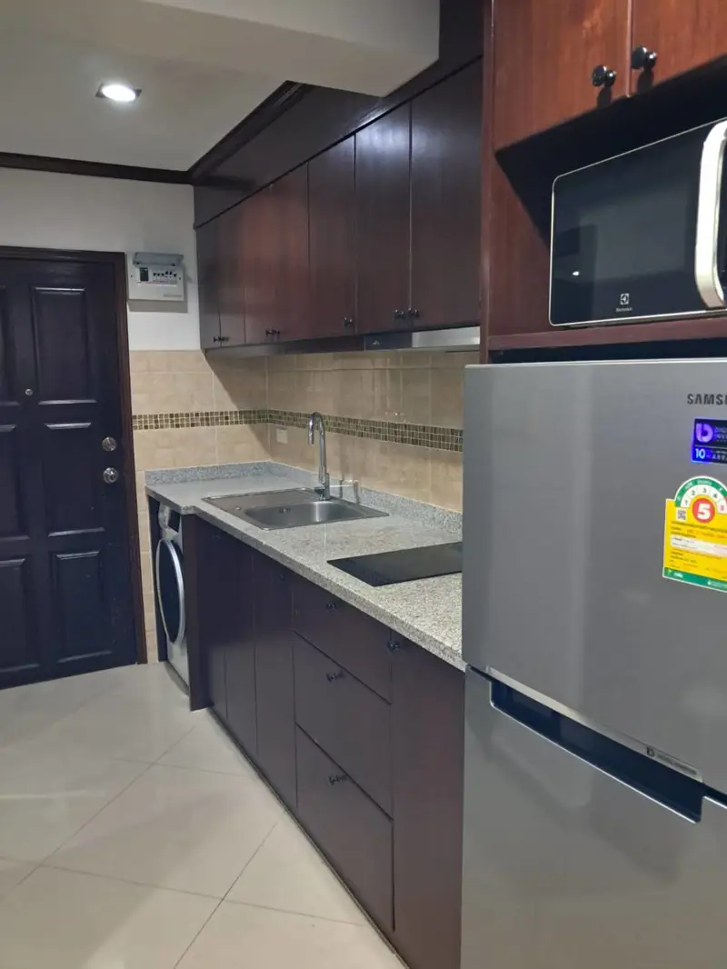 Studio Condo at Sombat Pattaya Condotel, Phra Tamnak area, is very quiet just a few minutes from Jomtien Beach