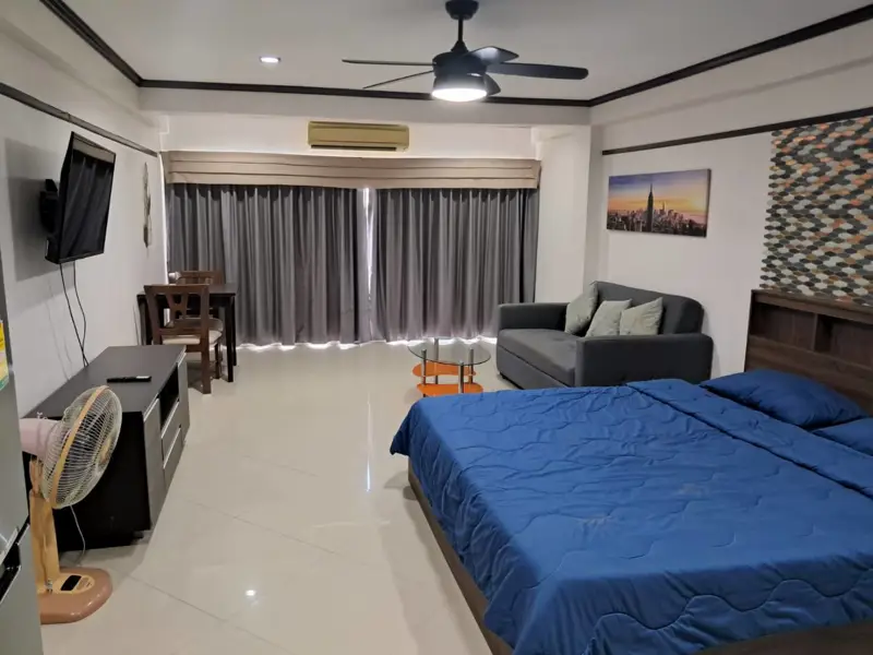Studio Condo at Sombat Pattaya Condotel, Phra Tamnak area, is very quiet just a few minutes from Jomtien Beach