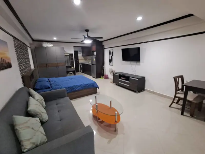 Studio Condo at Sombat Pattaya Condotel, Phra Tamnak area, is very quiet just a few minutes from Jomtien Beach