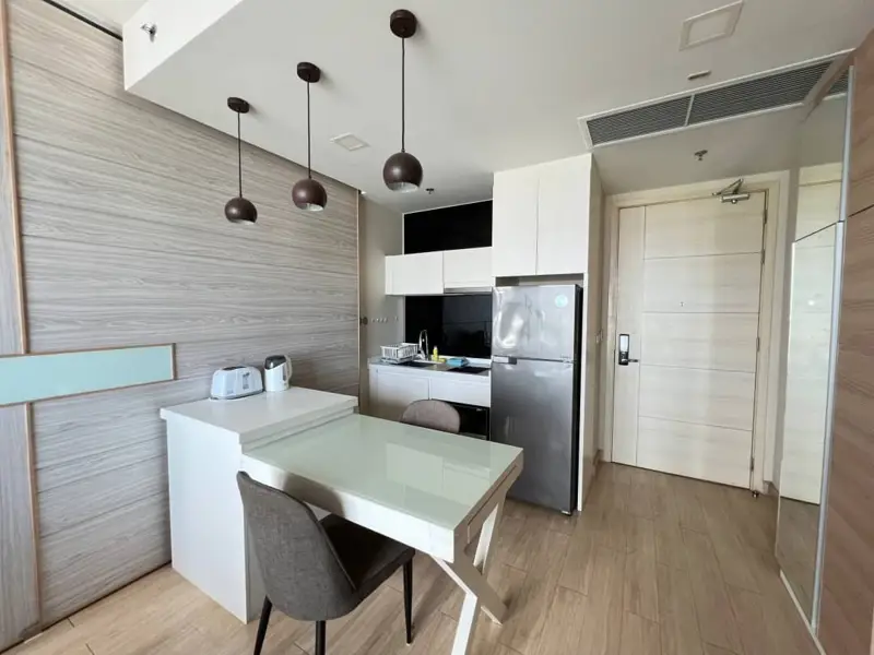 1 bed Condo at Cetus Beachfront Pattaya, a 49-story high rise condominium located on the main road on Jomtien Beach. With  panoramic view from Jomtien Beach to Na Jomtien Beach
