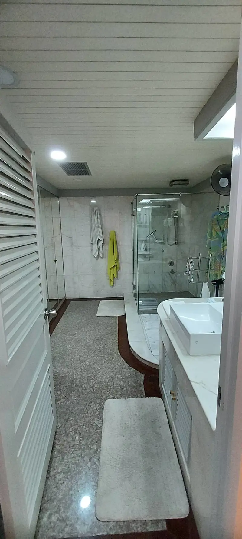 Silver Beach Penthouse 5 Bedroom for sale  5 bathrooms,   European Kitchen,   fully furnished,  panoramic sea view,  Wongamat Beach. 24 hours security, large communal swimming pool