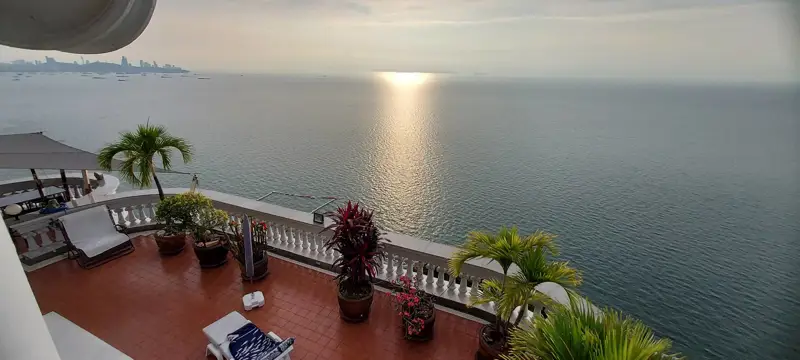 Silver Beach Penthouse 5 Bedroom for sale  5 bathrooms,   European Kitchen,   fully furnished,  panoramic sea view,  Wongamat Beach. 24 hours security, large communal swimming pool
