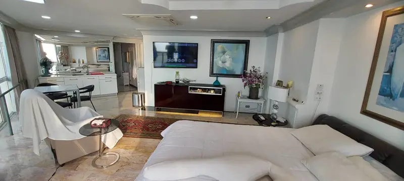 Silver Beach Penthouse 5 Bedroom for sale  5 bathrooms,   European Kitchen,   fully furnished,  panoramic sea view,  Wongamat Beach. 24 hours security, large communal swimming pool