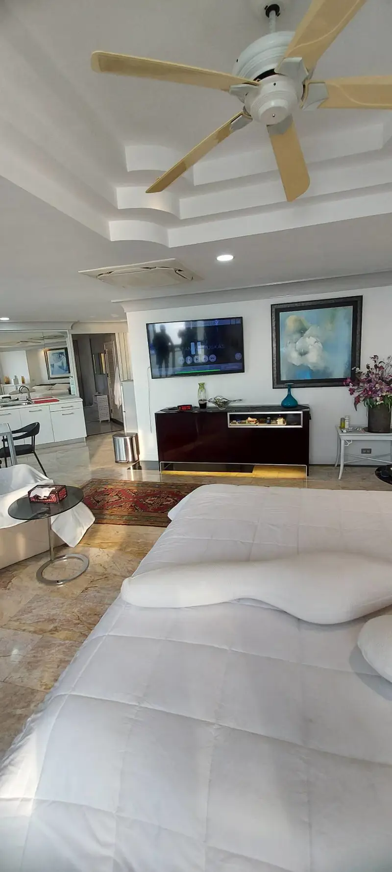 Silver Beach Penthouse 5 Bedroom for sale  5 bathrooms,   European Kitchen,   fully furnished,  panoramic sea view,  Wongamat Beach. 24 hours security, large communal swimming pool