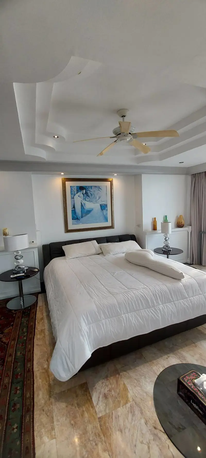 Silver Beach Penthouse 5 Bedroom for sale  5 bathrooms,   European Kitchen,   fully furnished,  panoramic sea view,  Wongamat Beach. 24 hours security, large communal swimming pool