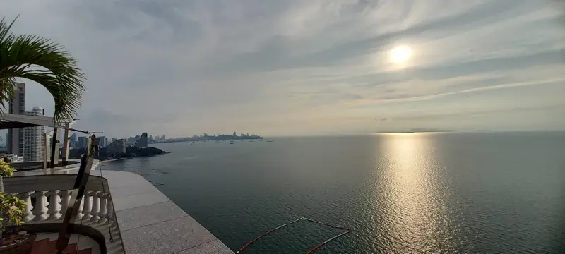 Silver Beach Penthouse 5 Bedroom for sale  5 bathrooms,   European Kitchen,   fully furnished,  panoramic sea view,  Wongamat Beach. 24 hours security, large communal swimming pool