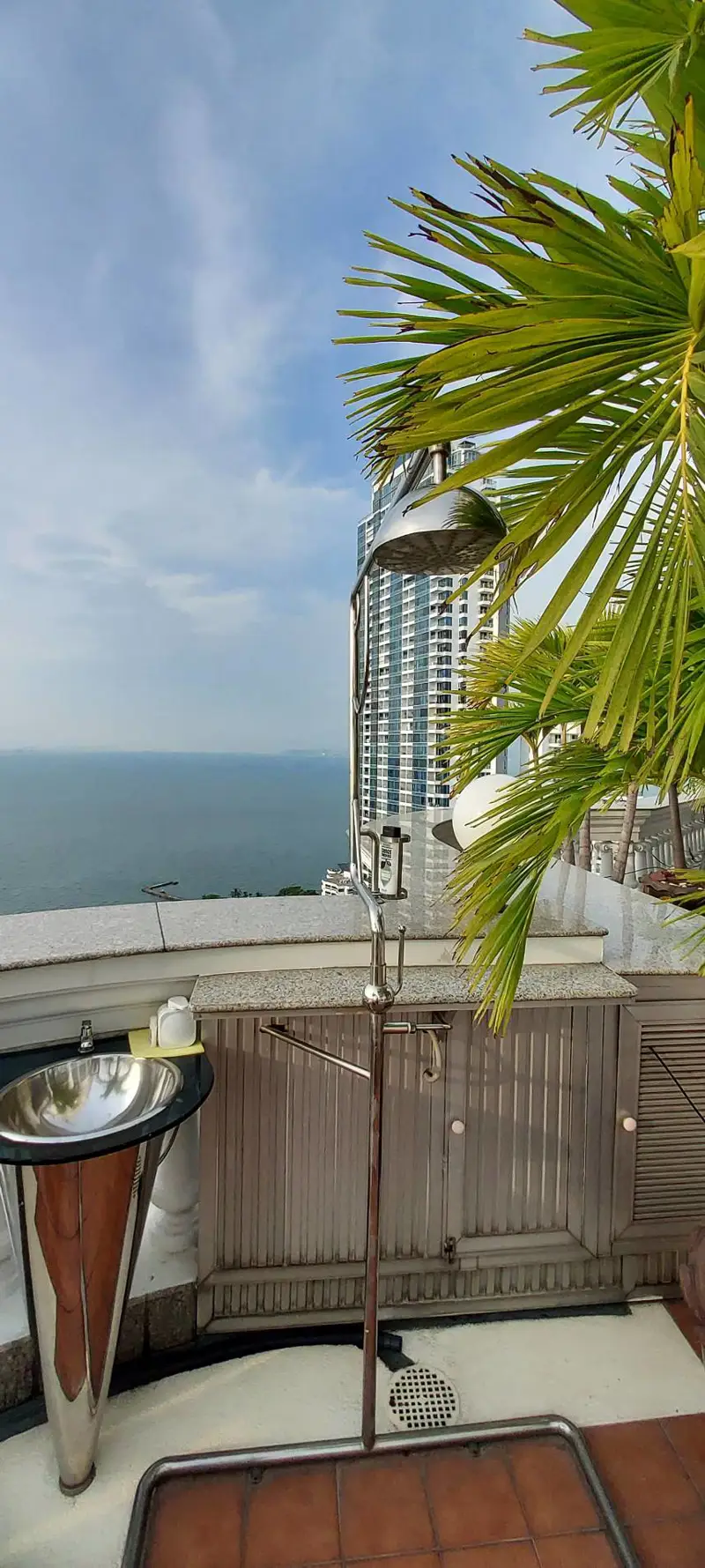 Silver Beach Penthouse 5 Bedroom for sale  5 bathrooms,   European Kitchen,   fully furnished,  panoramic sea view,  Wongamat Beach. 24 hours security, large communal swimming pool
