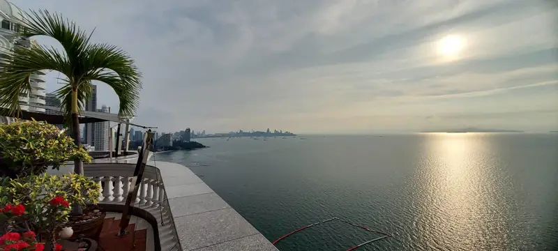 Silver Beach Penthouse 5 Bedroom for sale  5 bathrooms,   European Kitchen,   fully furnished,  panoramic sea view,  Wongamat Beach. 24 hours security, large communal swimming pool