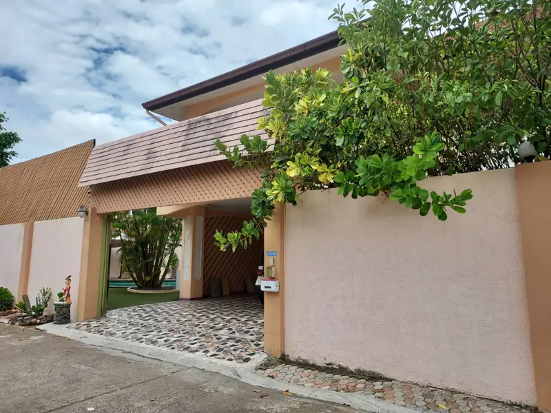 Pool Villa in Nakluea  4 all en suite bedrooms (one of them on the ground floor), a separate kitchen, a private pool – all in excellent condition. Double car port.  Partly furnished – negotiable.