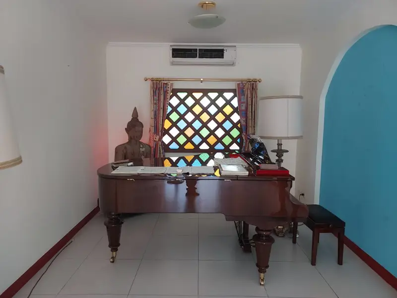 Pool Villa in Nakluea  4 all en suite bedrooms (one of them on the ground floor), a separate kitchen, a private pool – all in excellent condition. Double car port.  Partly furnished – negotiable.