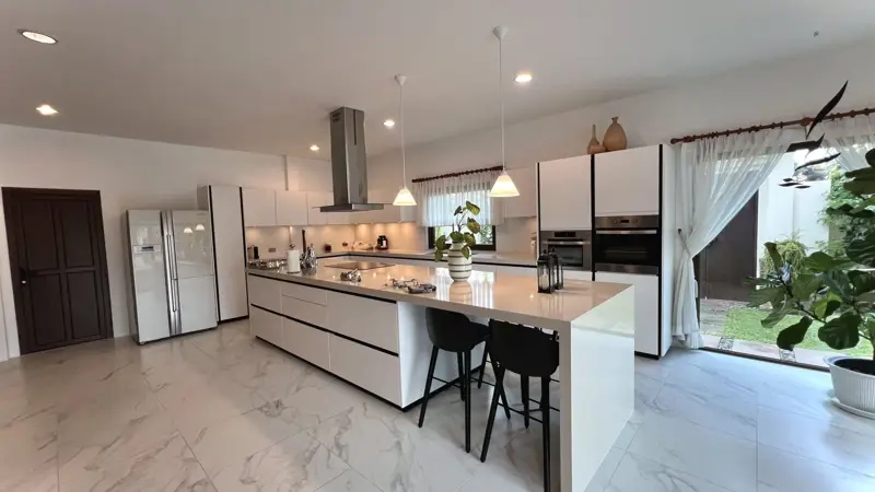 •Luxurious 3 Bedroom, 2 Bathroom Villa pattaya for sale  Conveniently located with easy access to the highway to Bangkok and •Ocean Marina