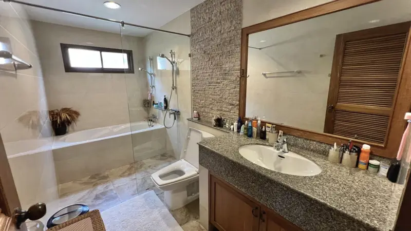 •Luxurious 3 Bedroom, 2 Bathroom Villa pattaya for sale  Conveniently located with easy access to the highway to Bangkok and •Ocean Marina