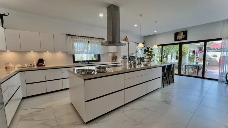 •Luxurious 3 Bedroom, 2 Bathroom Villa pattaya for sale  Conveniently located with easy access to the highway to Bangkok and •Ocean Marina