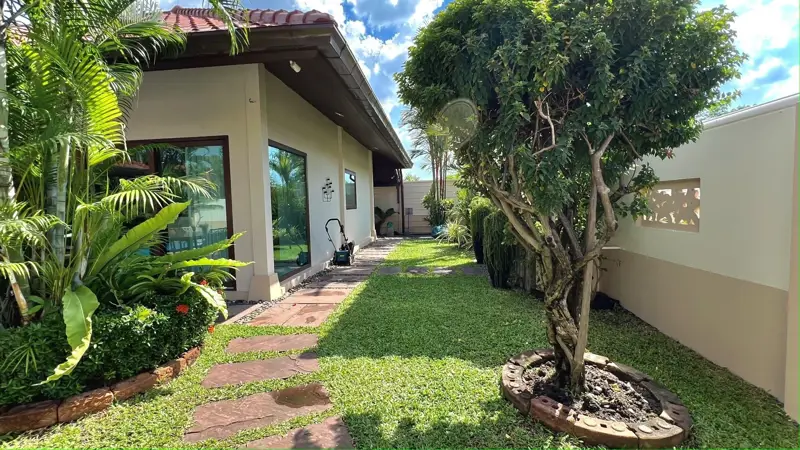 •Luxurious 3 Bedroom, 2 Bathroom Villa pattaya for sale  Conveniently located with easy access to the highway to Bangkok and •Ocean Marina