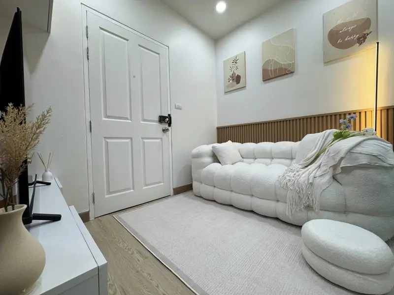 Studio Condo for sale at The Trust Central Pattaya  resort-type condominium, modern interior decor. It has a magnificent and numerous facilities, such as a communal pool, communal gym, car parking, and 24-hour security. 